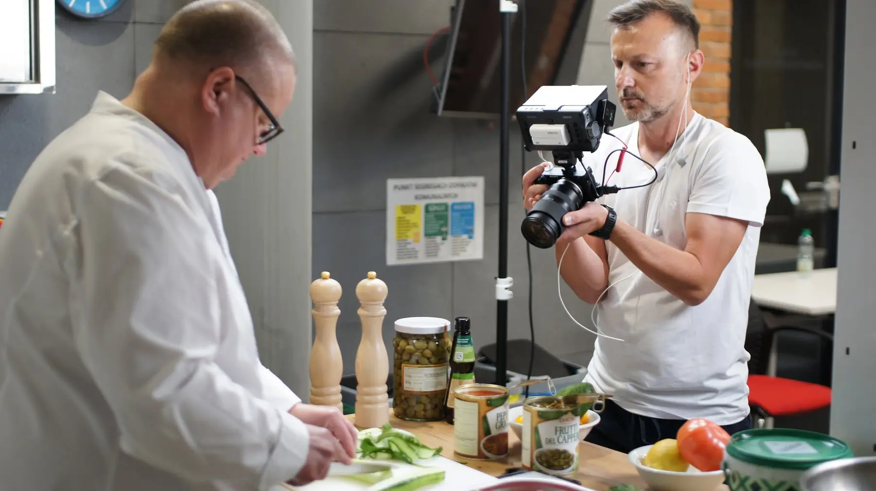 Fotograf przygotowujący ujęcie dania